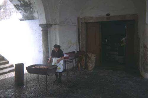 evora_woman_cooking